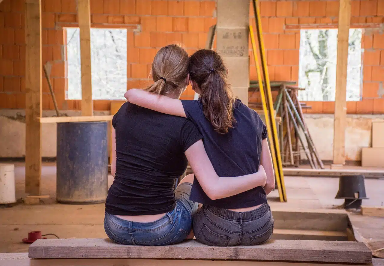 des soeurs dans une maison en travaux