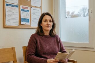 Femme attendant son rendez-vous médical dans une salle d'attente d'un cabinet de médecin généraliste en Côtes-d'Armor avant les fêtes de fin d'année