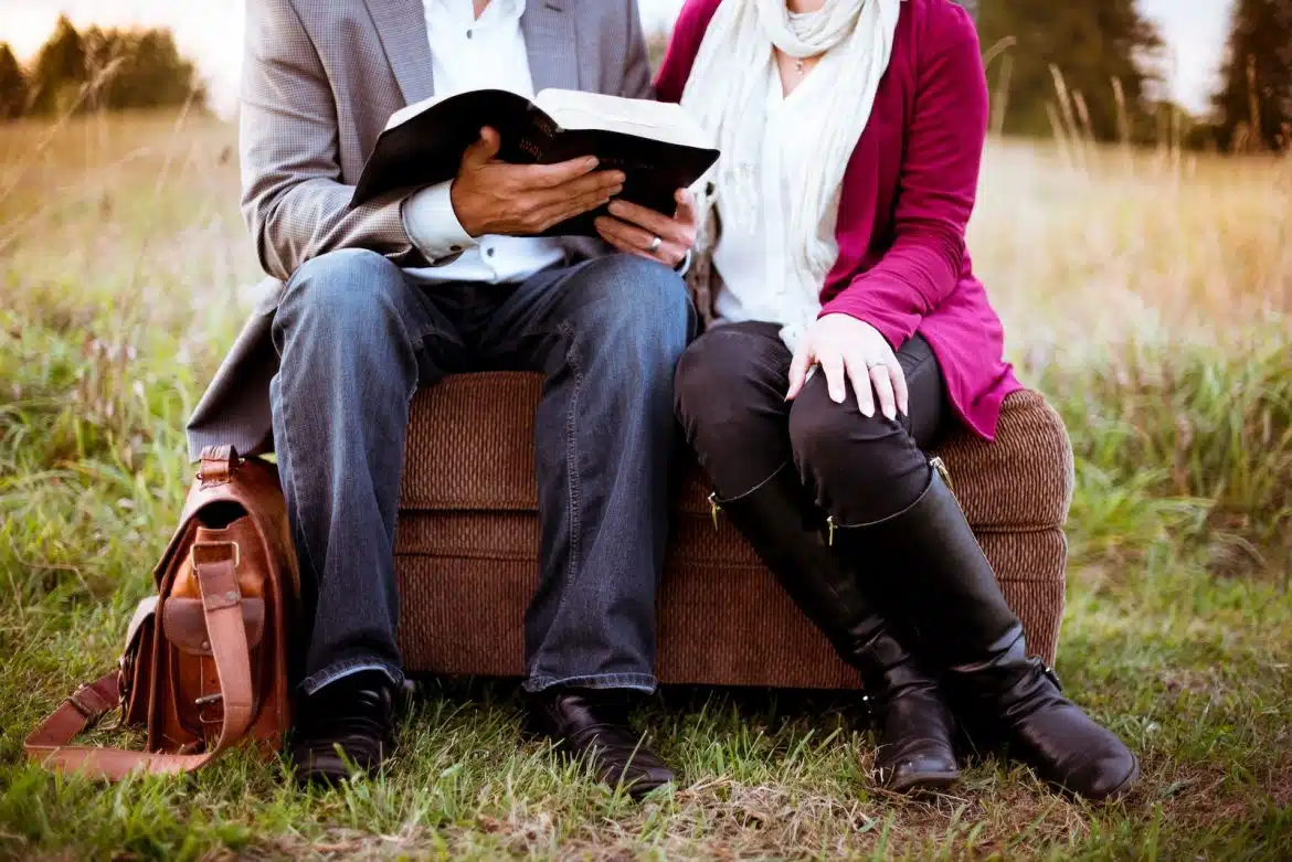 Un couple assis sur un fauteuil